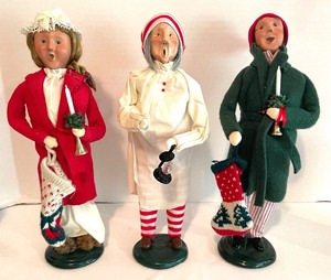 lot 252 image: 4 Byers Figurines and 2 Lamp Posts
