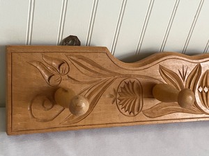 lot 88 image: Wooden Hand Carved Coat  Hat Wall Hook Rack