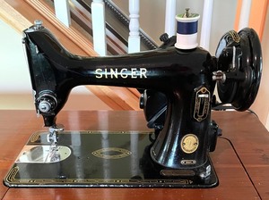 lot 279 image: Vintage Singer Sewing Machine with Table