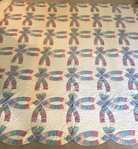 lot 285 image: Pretty Quilt
