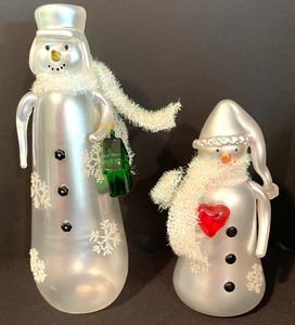 lot 290 image: Wonderful White Christmas Decor