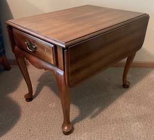 lot 292 image: Vintage Drop Leaf Accent Table by Hammary