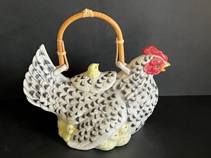 lot 55 image: Fitz and Floyd 1990 Black and White Hen Teapot