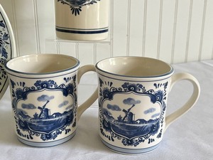 lot 68 image: Vintage Delft Decorative Items