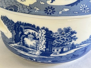lot 69 image: Vintage Spode Blue and White Covered Dish