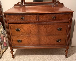 lot 13 image: Vintage 4 Drawer Dresser with Mirror