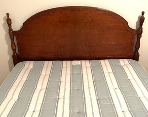 lot 8 image: Fine Vintage Full Size Bed