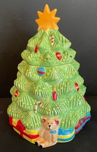 lot 322 image: Delightful Grouping of Holiday Decor