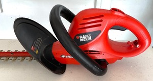 lot 407 image: Black & Decker Hedge Hog 20 Inch Hedge Trimmer