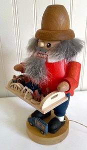 lot 379 image: 2 Erzgebirgische Volkskunst Nutcrackers by Richard Glasser Steiffen