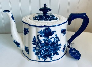 lot 382 image: Gorgeous Blue and White Plates, Platter, Cups, Teapot, Vase and More
