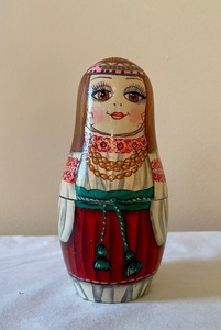 lot 333 image: Three Piece Russian Nesting Doll Set