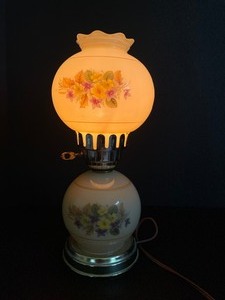 lot 336 image: Fun Floral Vintage Lamp