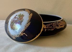 lot 330 image: Lovely Vintage Limoges France Trinket Box