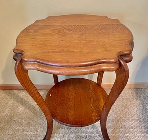 lot 190 image: Beautiful Antique Wooden Accent Table