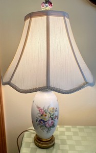 lot 325 image: Vintage Floral Table Lamp