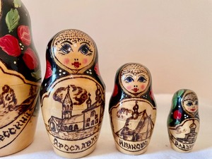 lot 328 image: Seven Piece Russian Nesting Doll Set