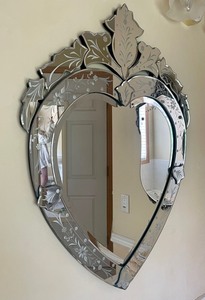 lot 180 image: Lovely Etched Venetian Style Glass Heart Shaped Wall Mirror