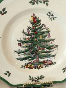 lot 107 image: (16) Spode Scalloped Christmas Tree Plates