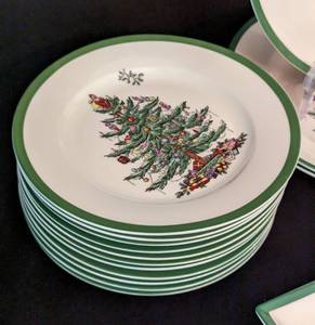 lot 112 image: Spode Round Christmas Tree Dish Set
