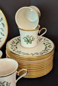 lot 115 image: Lenox Holiday Dish Set