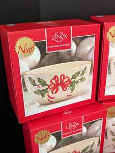 lot 116 image: Lenox Holly Ribbon Bowls