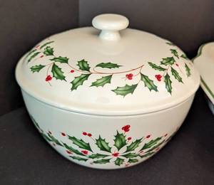 lot 118 image: Lenox Holiday Servingware