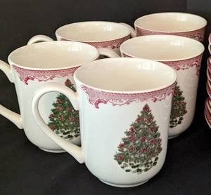 lot 119 image: Johnson Bros Old Britain Castles Christmas Dish Set
