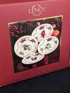 lot 121 image: Lenox Winter Greetings Servingware and Decor