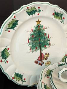 lot 122 image: Hand Painted Italian Christmas Dish Set