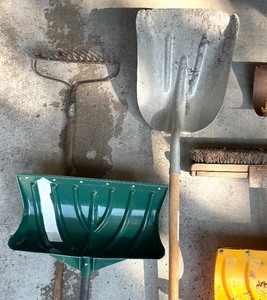lot 388 image: Long Handled Tool Lot