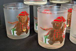 lot 124 image: Culver Christmas Teddy Bear Old Fashion Glass Set