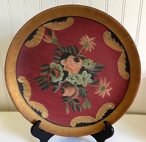 lot 432 image: Delightful Decor