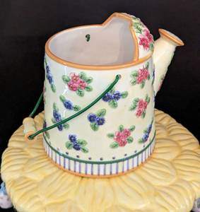 lot 138 image: Easter Servingware and Decor