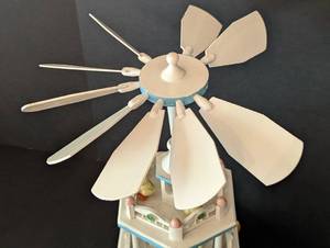 lot 143 image: Adorable Easter Pyramid