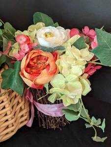 lot 144 image: Assorted SpringEaster Decor