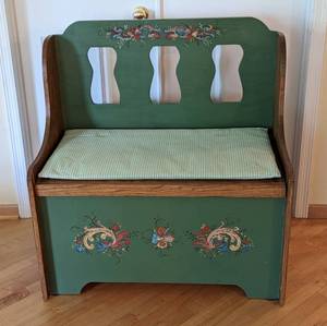 lot 6 image: Charming Painted Storage Bench
