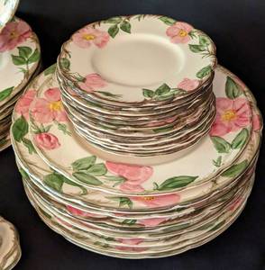 lot 147 image: Franciscan Desert Rose Dish Set