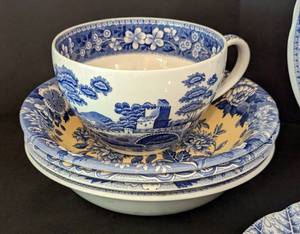 lot 153 image: Variety of Spode Blue Room Collection Dishes