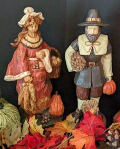 lot 170 image: Assorted Thanksgiving Figurines and Decor