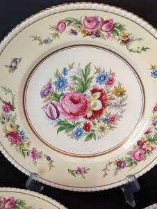 lot 173 image: Ambassador Floral Dish Set