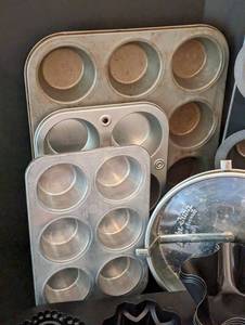 lot 340 image: Assorted Bakeware
