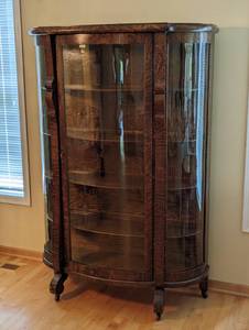 lot 1 image: Curved Glass Quarter Sawn Oak Display Cabinet