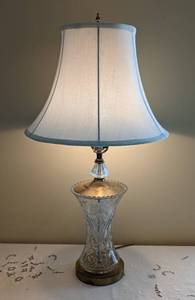 lot 358 image: Vintage Etched Glass Table Lamp