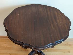 lot 363 image: Vintage Round Mahogany Accent Table
