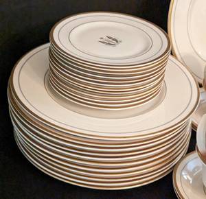 lot 376A image: Syracuse Governor Clinton Dish Set