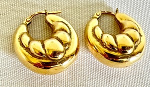 lot 15B image: 14k Yellow Gold Hoop Earrings
