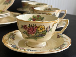 lot 23 image: Royal Doulton Vintage Dishes