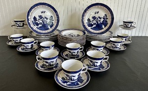 lot 28 image: Royal Doulton 2004 Real Old Willow Dinner