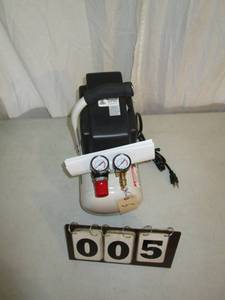 lot 5 image: Pulsar 2 Gallon Air Compressor